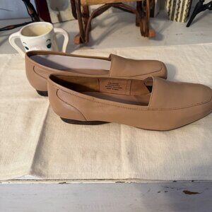 Array Freedom Beige Slip On Loafer EUC Size 10W